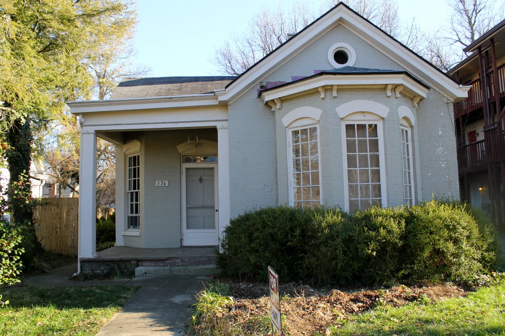 IMG 1651 1024x681 - Strolling in the Neighborhood