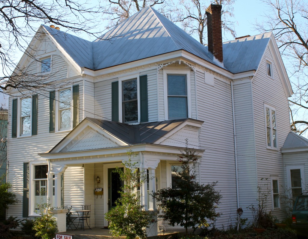 IMG 1656 1024x794 - Strolling in the Neighborhood