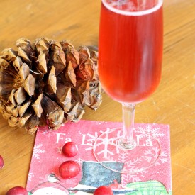 Christmas poinsettia cocktail - The 2 Seasons