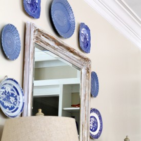 Blue plates add color to a neutral wall - The 2 Seasons