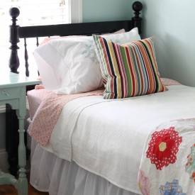 Black headboard in the guest room - The 2 Seasons
