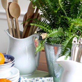 Kitchen table vignette - The 2 Seasons